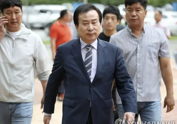 공직선거법 위반 혐의로 불구속기소 된 박홍률 전남 목포시장이 2023년 7월 13일 오전 광주지법 목포지원에서 열린 1심 선고 공판에 출석하고 있다. (연합뉴스 제공)