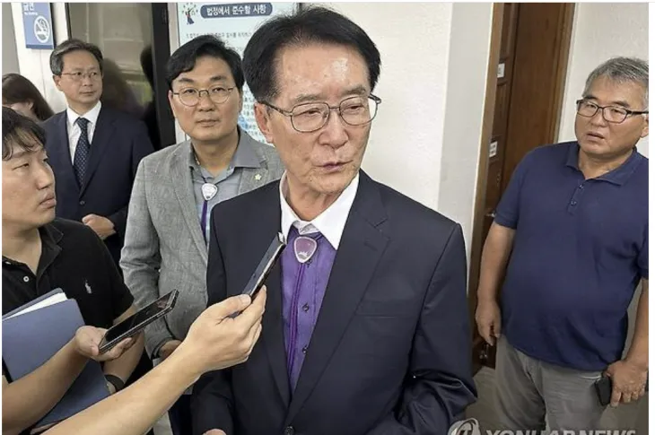 2024년 9월 6일 광주광역시 동구 광주지법에서 박우량 신안군수가 직권남용 혐의 항소심 재판에서 직위상실형을 선고받고 입장을 밝히고 있다.  (연합뉴스 제공)