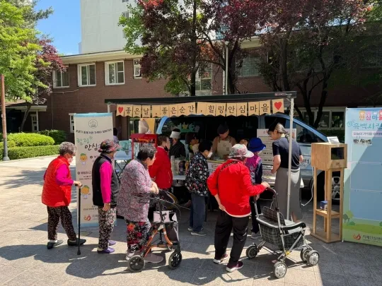서울 노원구 ‘찾아가는 치매안심마을’에서 노인들이 상담을 받고 있다.   노원구 제공