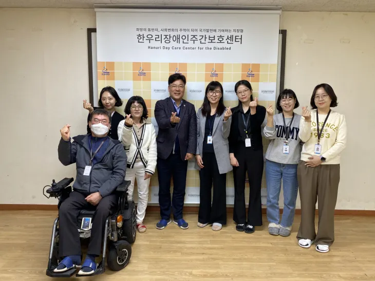 최만식 의원이 26일, ‘360° 어디나 돌봄 사업’ 선정기관인 한우리장애인주간보호센터를 방문해 관계자들과 기념촬영을 하고 있다.