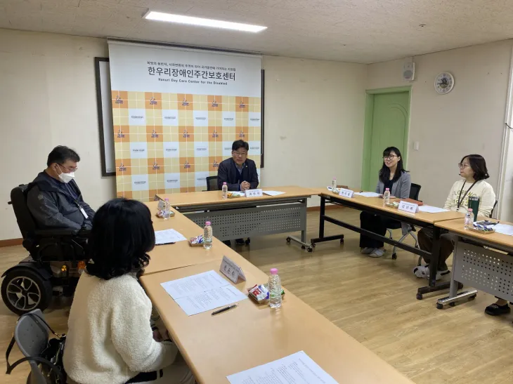 최만식 의원이 정담회에서 관계자들과 함께 ‘360° 어디나 돌봄 사업’ 추진 현황 및 장애인 복지 개선 방안에 대한 다양한 논의를 진행하고 있다.