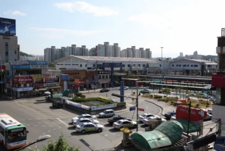 2003년 철도청에서 민자역사 사업이 좌초되면서 현재까지 임시 선상역사로 방치되고 있는 충남 천안역사. 시 제공