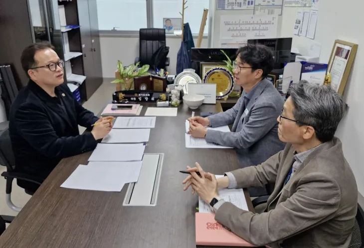 임창휘 의원이 27일 정담회를 열고  ‘노후 승강기 개선 지원 확대 방안’을 마련하기 위해 관계 부서와 구체적인 지원 방안을 논의하고 있다.