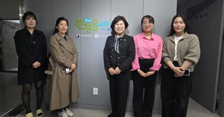 이애형 의원(사진 가운데)이 27일 한국마약퇴치운동본부(이하 마퇴본부) 경기함께한걸음센터에서 윤정화 마퇴본부 경기지부장 및 센터 관계자들과 함께 기념촬영을 하고 있다.