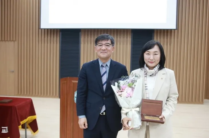 지난 14일 혜원여자고등학교로부터 교육 발전에 대한 공로를 인정받아 감사패를 받은 이영실 의원