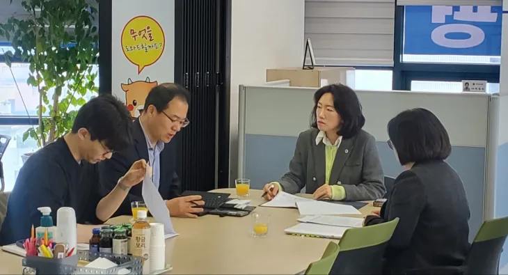이혜원 의원이 27일 양평상담소에서 경기도청 관계자로부터 ‘제3차 경기도 지역균형발전사업 평가 및 성과사업 지원계획(안)’ 업무에 대해 보고 받고 있다.
