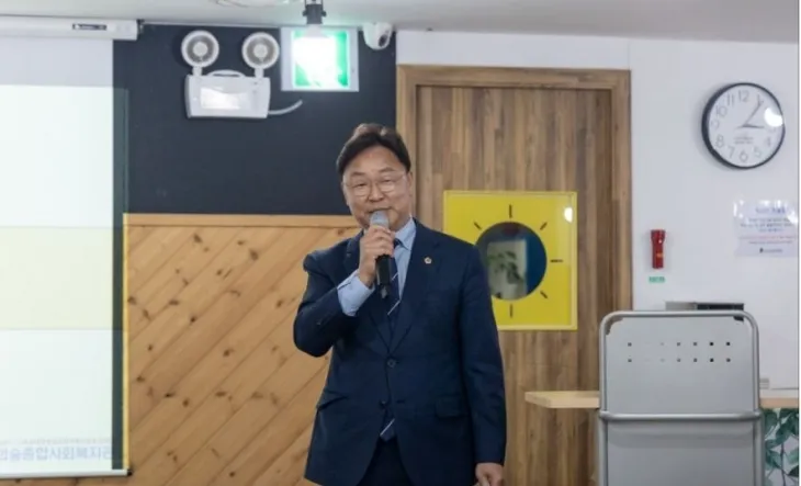 지난 27일 강북구 꿈의숲종합사회복지관에서 운영하는 ‘서울마음편의점’ 강북점 개소식에 참석해 인사말을 하는 이용균 의원