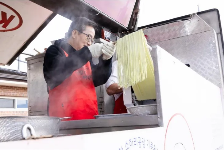 29일 오전 김동연 경기도지사가 경북지역 산불 피해 이재민 대피소를 방문하여 배식 봉사를 하고 있다. (경기도 제공)