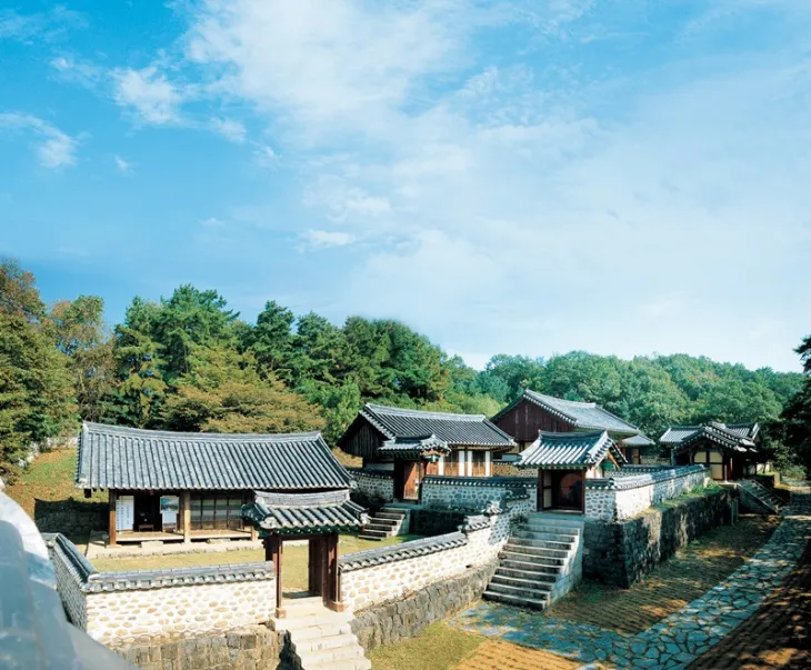 연천군 미산면 아미리. 임진강변의 아미산 자락 정상부 못 미쳐 조성된 아늑한 평지에 자리 하고 있는 숭의전 전경