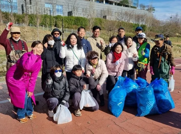 줍깅활동 종료 후 지역 환경단체 리더들과 기념촬영을 한 박춘선 의원