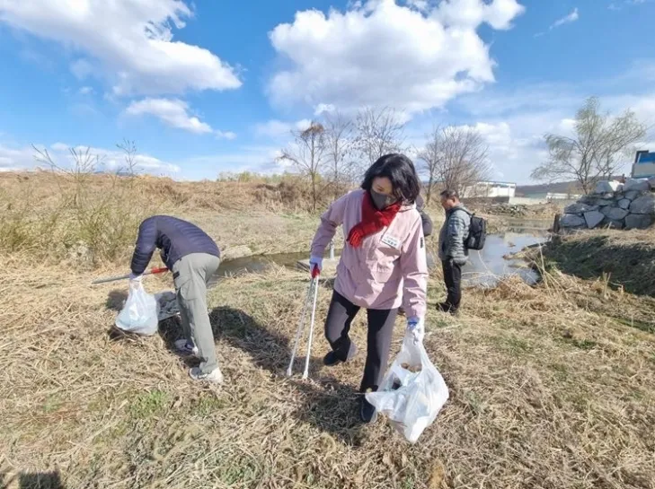 줍깅활동을 펼치는 박춘선 의원