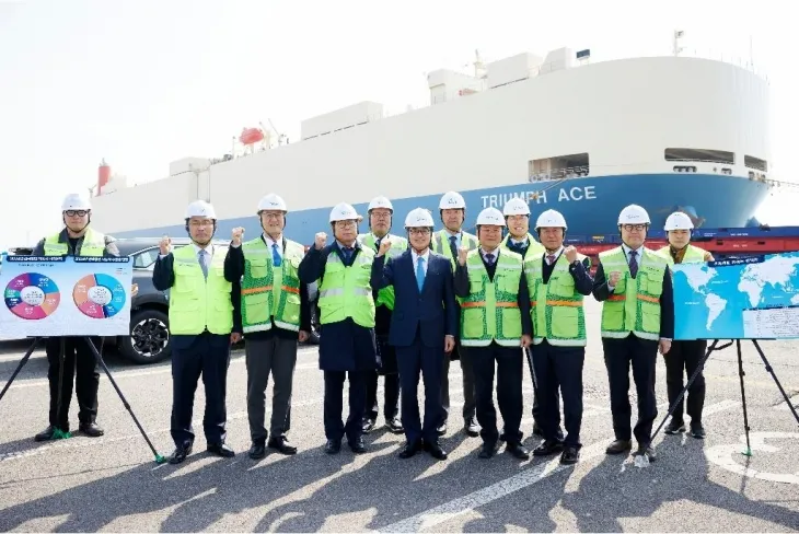 31일 오후 평택항 동부두에서 김동연 경기도지사와 현대차 등 자동차 업계 관계자들과 함께 기념 촬영을 하고 있다. (경기도 제공)