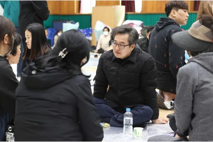지난달 29일 오후 김동연 경기도지사가 경북지역 산불 피해 이재민 대피소를 방문하여 이재민을 위로하고 있다. (경기도 제공)