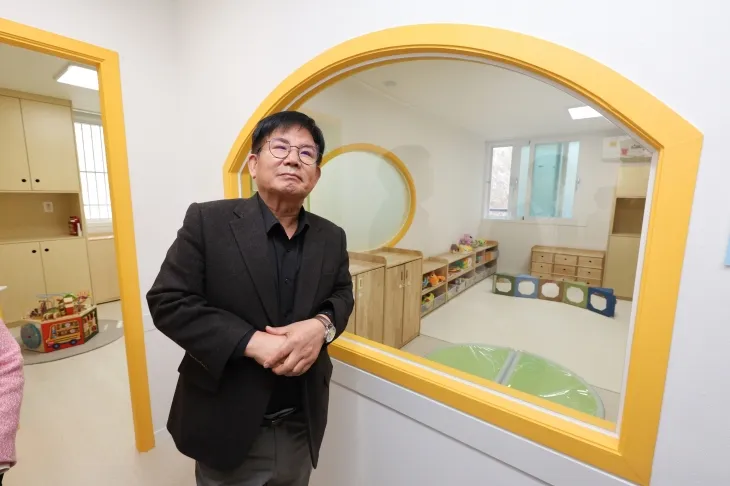 박강수 서울 마포구청장이 1일 개원한 공덕삼성어린이집 시설을 둘러보고 있다. 마포구 제공