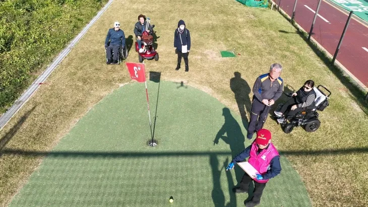 서울 노원구 중랑천 파크골프장에서 어르신들이 운동을 하고 있다.   노원구 제공