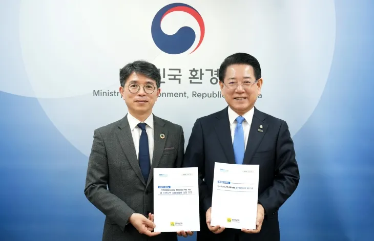 김영록 전남지사가 3일 한강홍수통제소에서 김완섭 환경부 장관을 만나 COP33 유치 등지역 현안을 건의하고 있다.