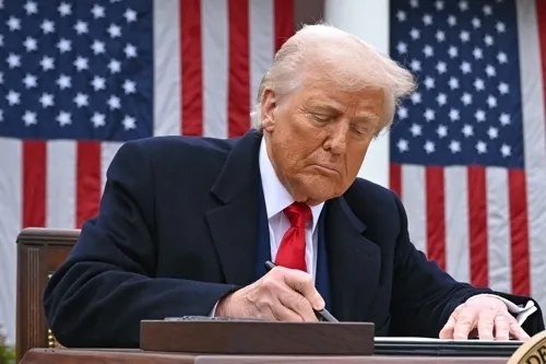 도널드 트럼프 미국 대통령이 2일(현지시간) 워싱턴DC 백악관 로즈가든에서 연 ‘미국을 다시 부유하게’ 행사에서 상호관세에 대한 연설을 한 후 행정명령에 서명하고 있다. 2025.4.2. AFP 연합뉴스