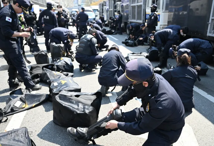 헌재 선고 앞두고 진압복 착용하는 경찰들