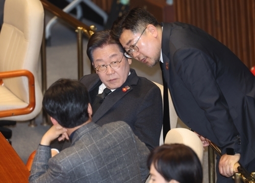 더불어민주당 이재명 대표가 3일 국회 본회의에서 박찬대 원내대표와 대화하고 있다.  연합뉴스