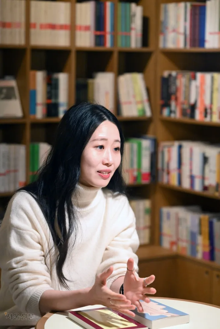 시인 겸 소설가 조시현이 3일 서울 마포구 합정동 문지살롱에서 서울신문과 인터뷰하고 있다. 책상에 놓인 책은 그의 시집 ‘아이들 타임’(왼쪽)과 최근 출간한 소설집 ‘크림의 무게를 재는 방법’. 도준석 전문기자