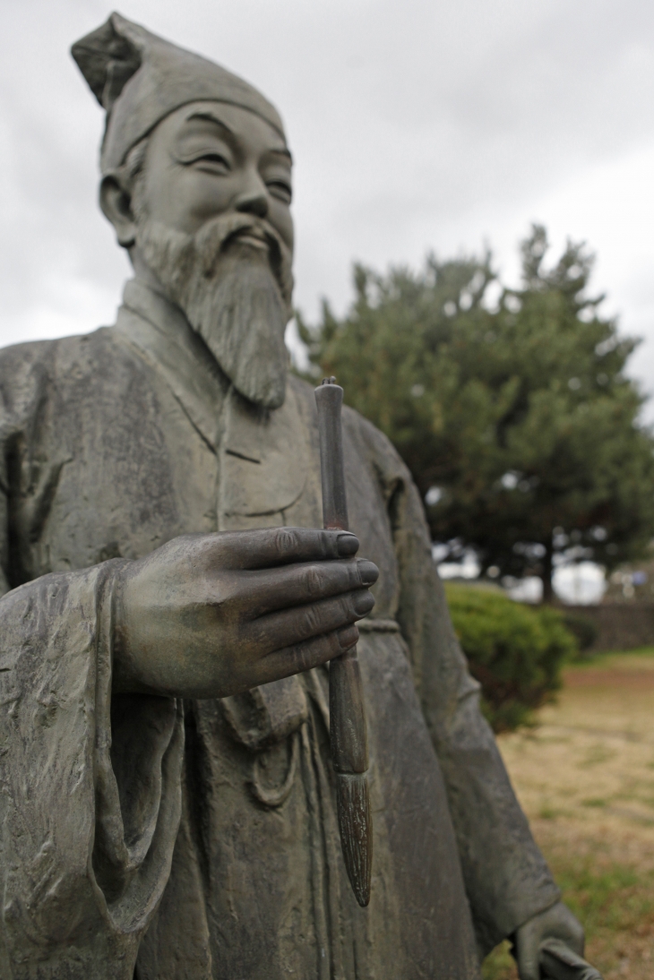 추사관 야외에 있는 추사 김정희의 동상.
