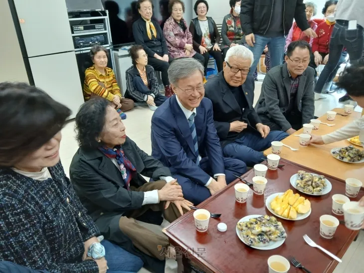 장인홍(가운데) 신임 서울 구로구청장이 취임 첫날인 3일 첫 현장행보로 구로2동 화원경로당을 방문해 어르신들과 담소를 나누고 있다.