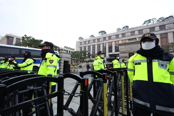 탄핵심판, 헌재 경계 근무 서는 경찰들