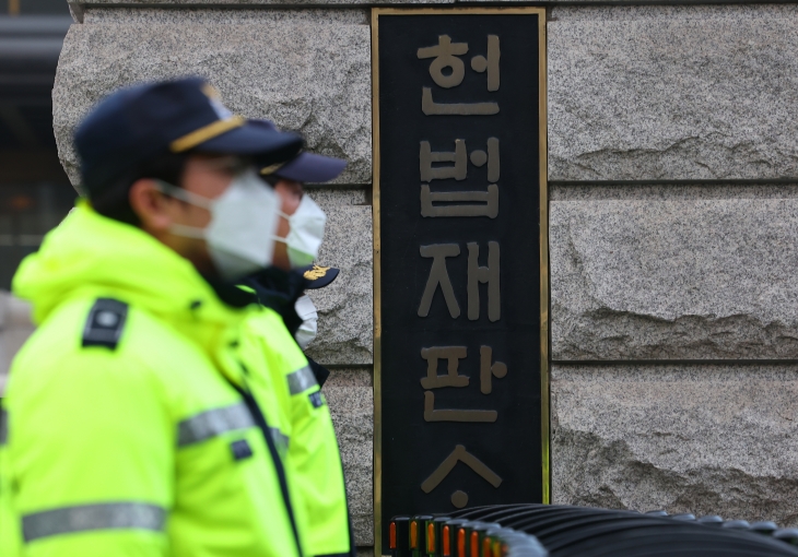 윤석열 대통령 탄핵 심판일인 4일 서울 종로구 헌법재판소 앞에 경찰들이 경계 근무를 서고 있다. 2025.4.4 연합뉴스