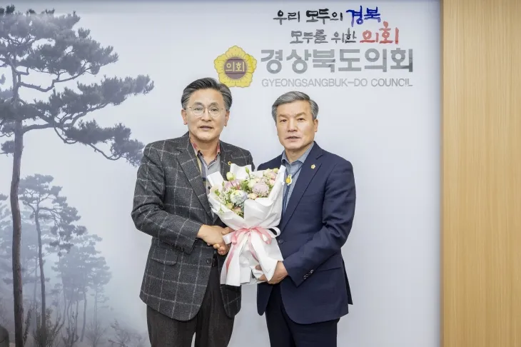 박성만 의장(왼쪽)과 정영길 신임 도의원. 경북도의회 제공