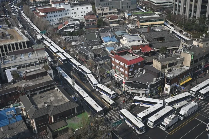윤석열 대통령 탄핵 심판 선고를 하루 앞둔 3일 서울 종로구 헌법재판소 인근이 경찰 차벽으로 둘러져 있다. 2025.4.3 홍윤기 기자