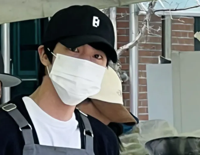 지난달 22일 발생한 의성 산불이 안동으로 확산하며 많은 이재민이 발생한 가운데, 그룹 방탄소년단(BTS) 멤버 진이 산불 피해 지역인 안동을 찾아 식사 봉사를 해 눈길을 끌고 있다. 엑스(옛 트위터) 캡처