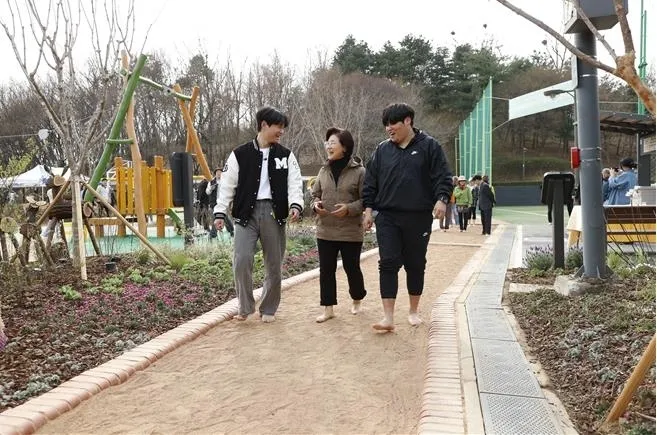 김미경 서울 은평구청장(가운데)이 구민들과 증산체육공원 일대를 걷는 모습. 은평구 제공