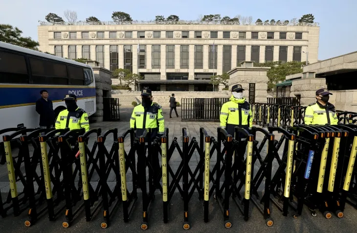 헌재 출입 통제하는 경찰들