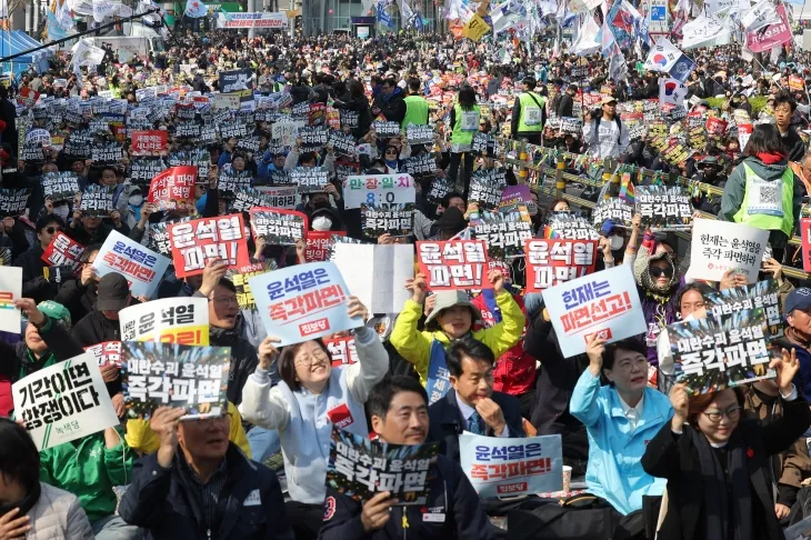 파면 촉구 구호 외치는 시민들