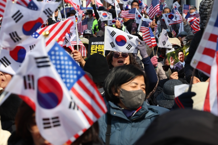 관저 인근에서 열린 탄핵 반대 집회