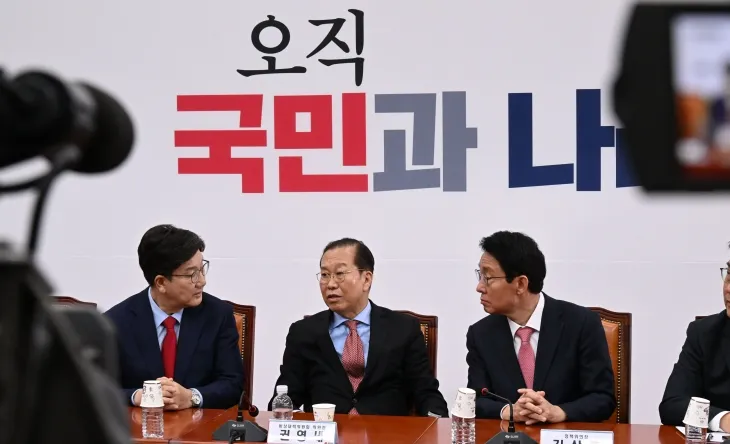 4일 권영세 국민의힘 비상대책위원장이 국회에서 열린 비상대책위원회 회의에 참석해있다. 2024.4.4. 안주영 전문기자