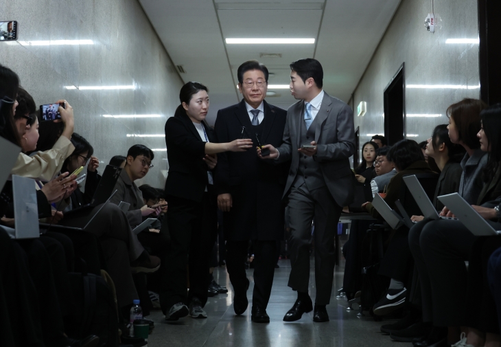 이재명 대표 ‘취재진 질문 받으며’