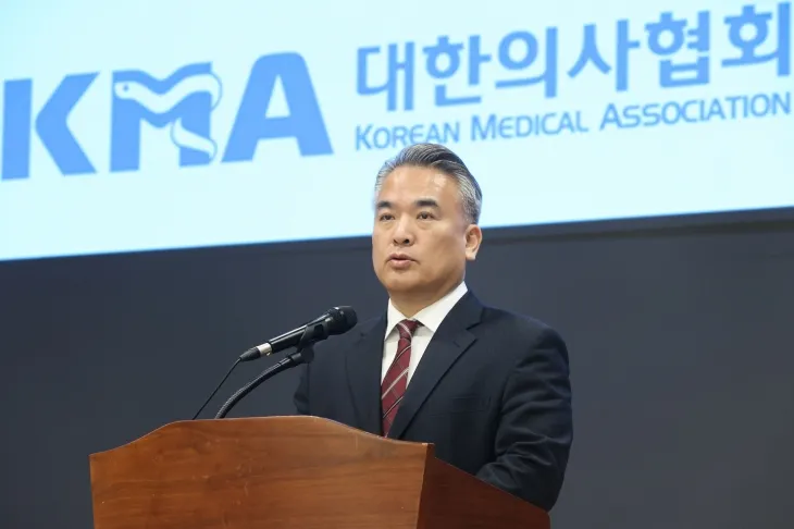 김성근 대한의사협회 대변인이 지난달 28일 서울 용산구 의협회관에서 정례브리핑을 하고 있다. 연합뉴스