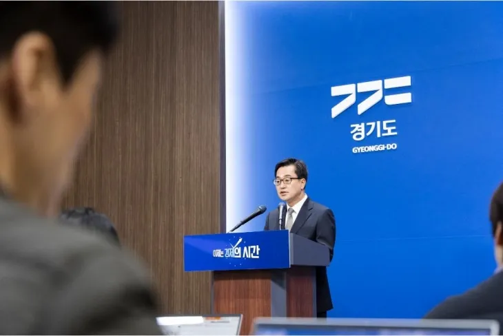 4일 오전 경기도청 브리핑룸에서 김동연 경기도지사가 윤석열 대통령 탄핵 심판 선고 관련 입장 발표를 하고 있다. (경기도 제공)