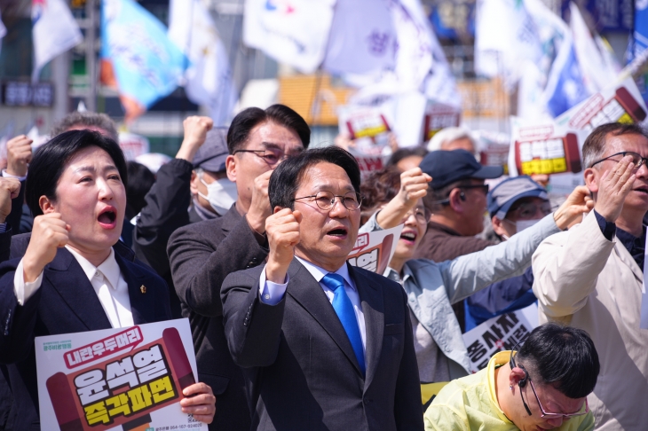 강기정 광주시장이 4일 광주 5·18 민주광장에서 시민들과 함께 ‘윤석열 탄핵’을 환영하고 있다. 광주광역시 제공