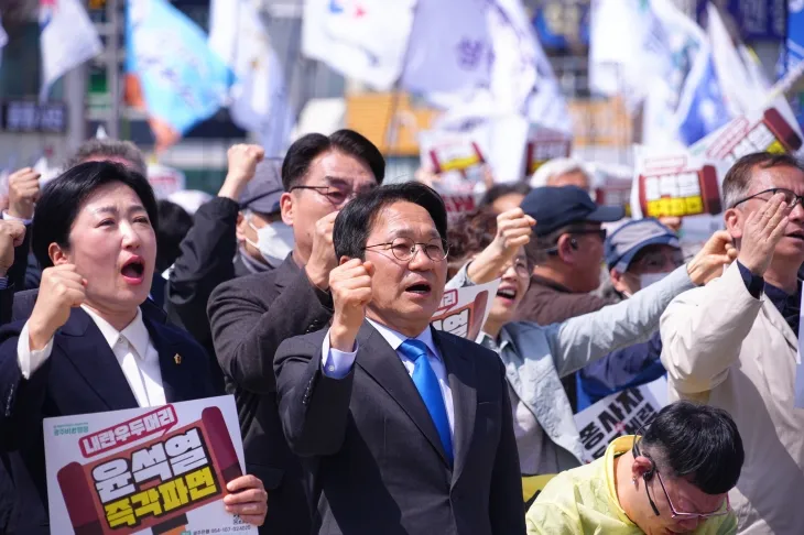 강기정 광주시장이 4일 광주 5·18 민주광장에서 시민들과 함께 ‘윤석열 탄핵’을 환영하고 있다. 광주광역시 제공