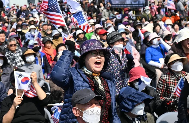 윤석열 대통령 탄핵 선고 인용이 발표된 4일 서울 용산구 한남동 윤 대통령 관저 인근에서 지지자들이 결과에 항의하고 있다. 2025.4.4 홍윤기 기자
