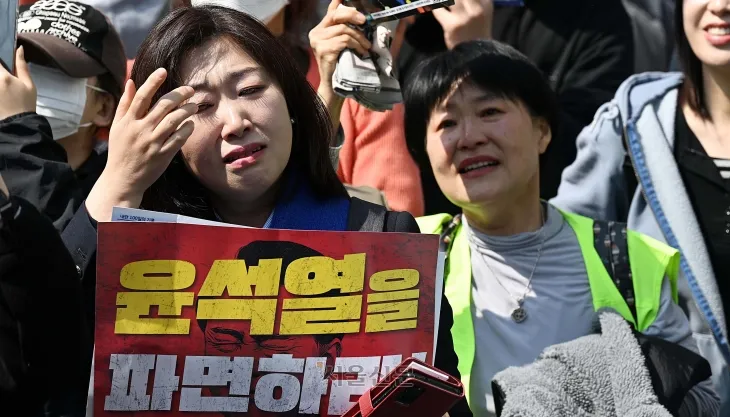 윤석열 대통령 탄핵 선고 인용이 발표된 4일 서울 종로구 헌법재판소 인근 안국역 일대에서 윤석열 퇴진 비상행동 등 시민사회단체원들과 시민들이 환호하고 있다. 2025.4.4 오장환 기자