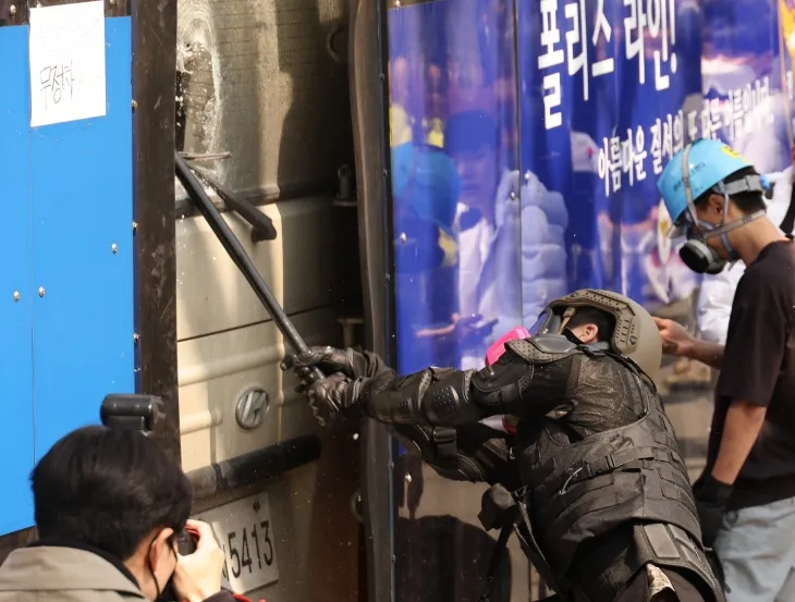 파면 선고에 경찰 차량 부수는 윤 대통령 지지자