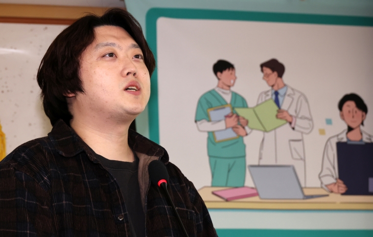 박단 대한전공의협의회 비상대책위원장이 지난달 10일 오전 서울 여의도 국회에서 열린 의료현장 정상화를 위한 정책 토론회에서 전공의 수련 환경 문제와 개선 방향을 주제로 발표하고 있다. 뉴시스