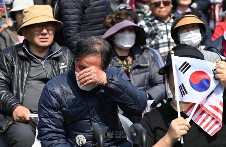 윤석열 대통령 탄핵 선고 인용이 발표된 4일 서울 용산구 한남동 윤 대통령 관저 인근에서 지지자들이 눈물을 흘리고 있다. 2025.4.4 홍윤기 기자