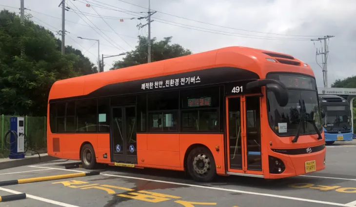 충남 천안에서 운행 중인 친환경 시내버스. 시 제공
