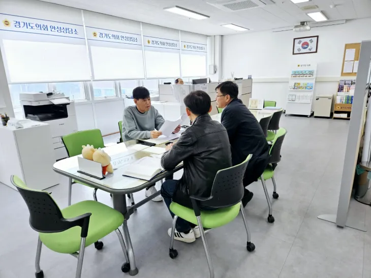 양운석 의원이 4월 3일 도의회 안성상담소에서 정담회를 열고 경기도 관계 공무원을 만나 경기도 보호구역 개선사업 관련 논의를 고 있다.