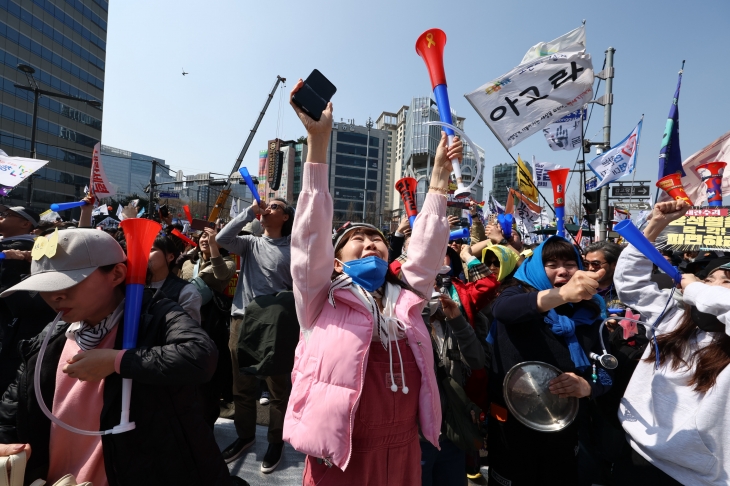 탄핵 인용에 환호하는 시민들