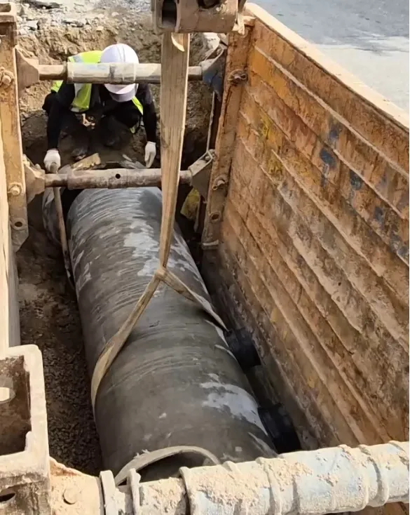 공사 관계자들이 서울 도봉구 방학동의 하수관로를 정비하고 있다. 도봉구 제공